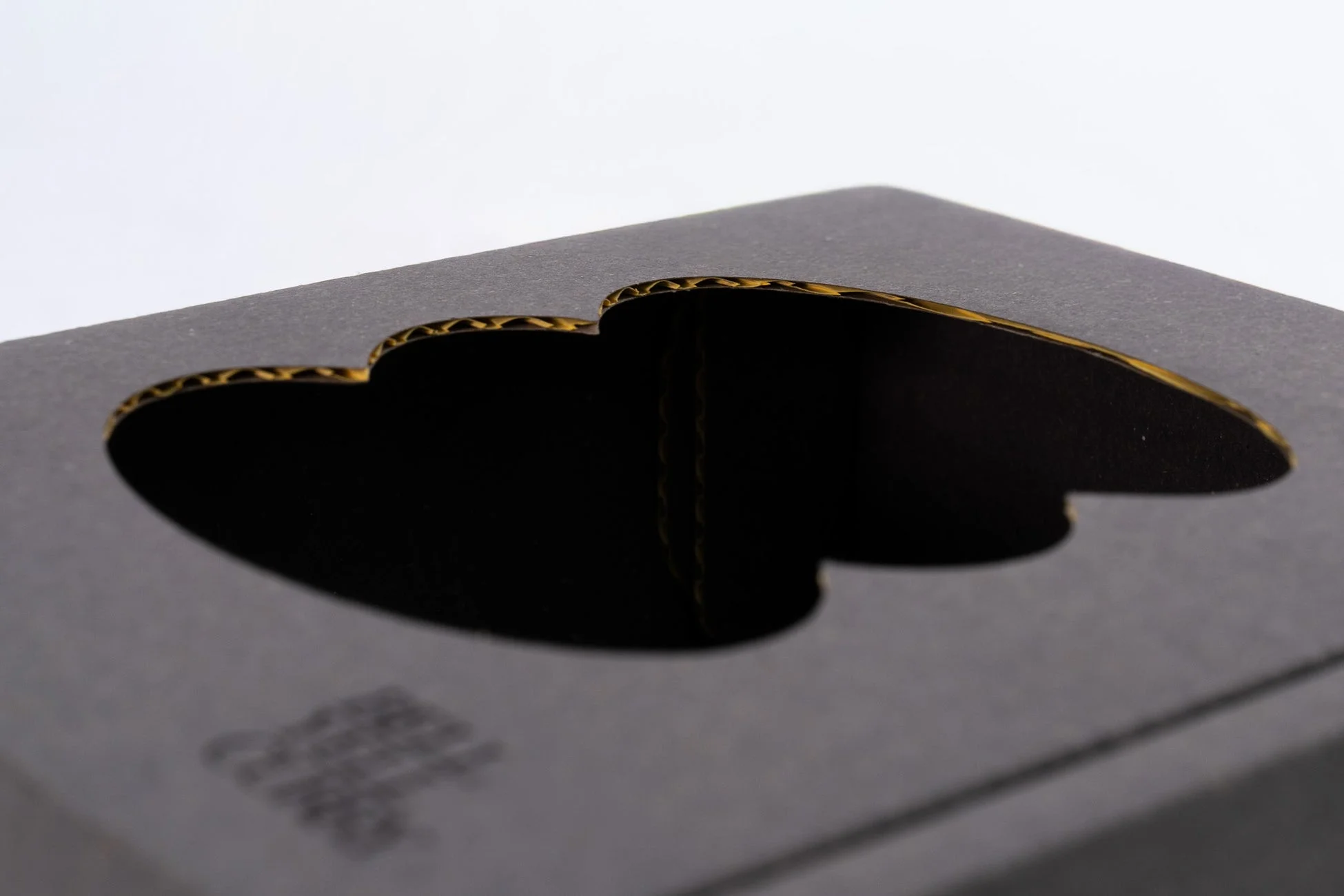 ギフトボックスのダイカット部分のクローズアップ