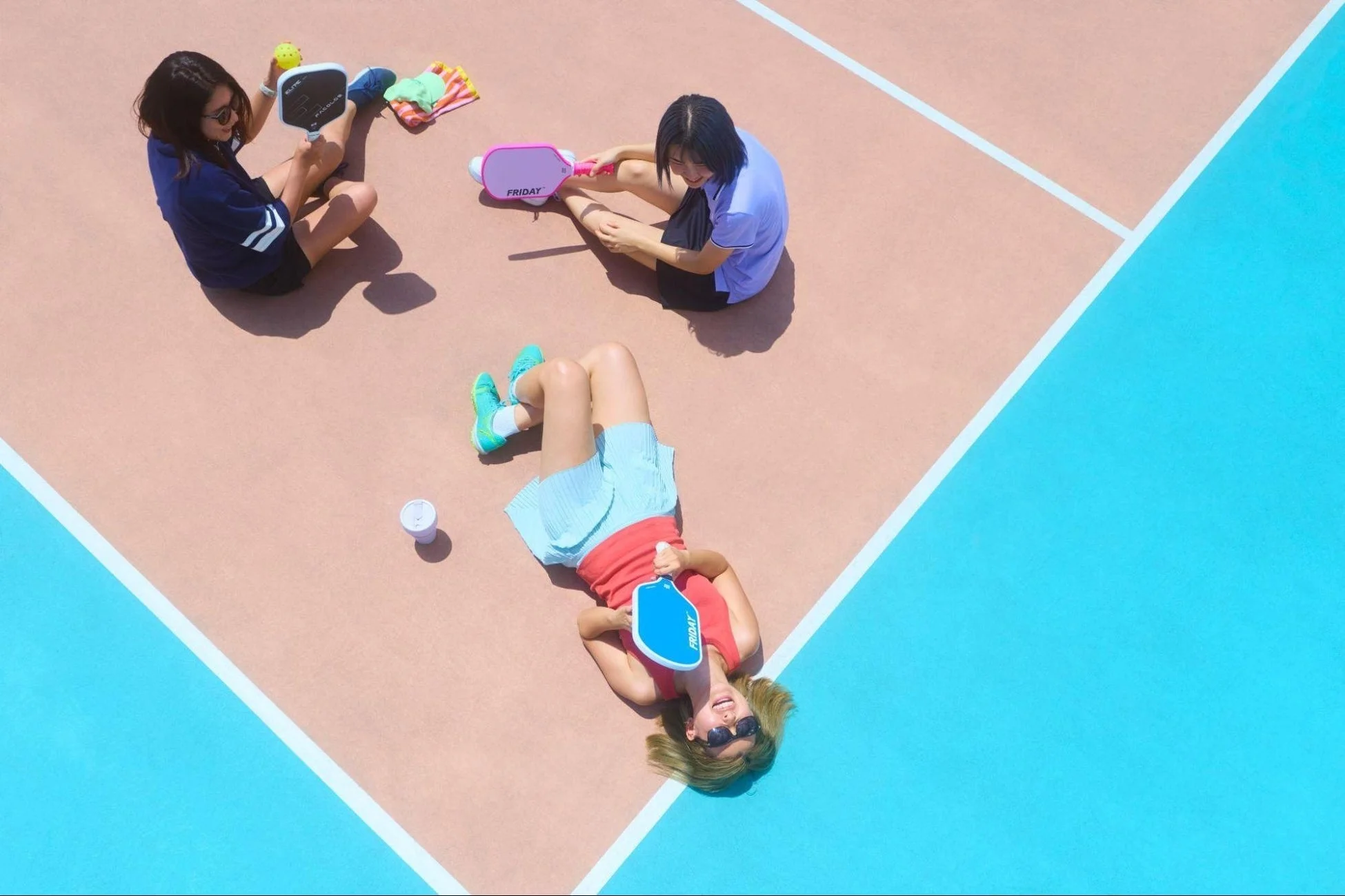 ピックルボールを楽しむ人々