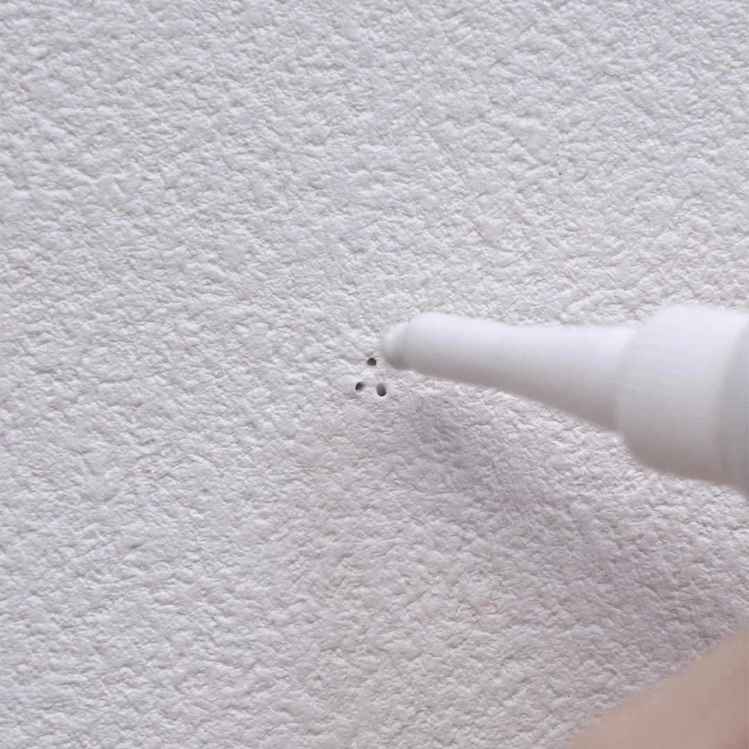 壁の穴を補修する様子