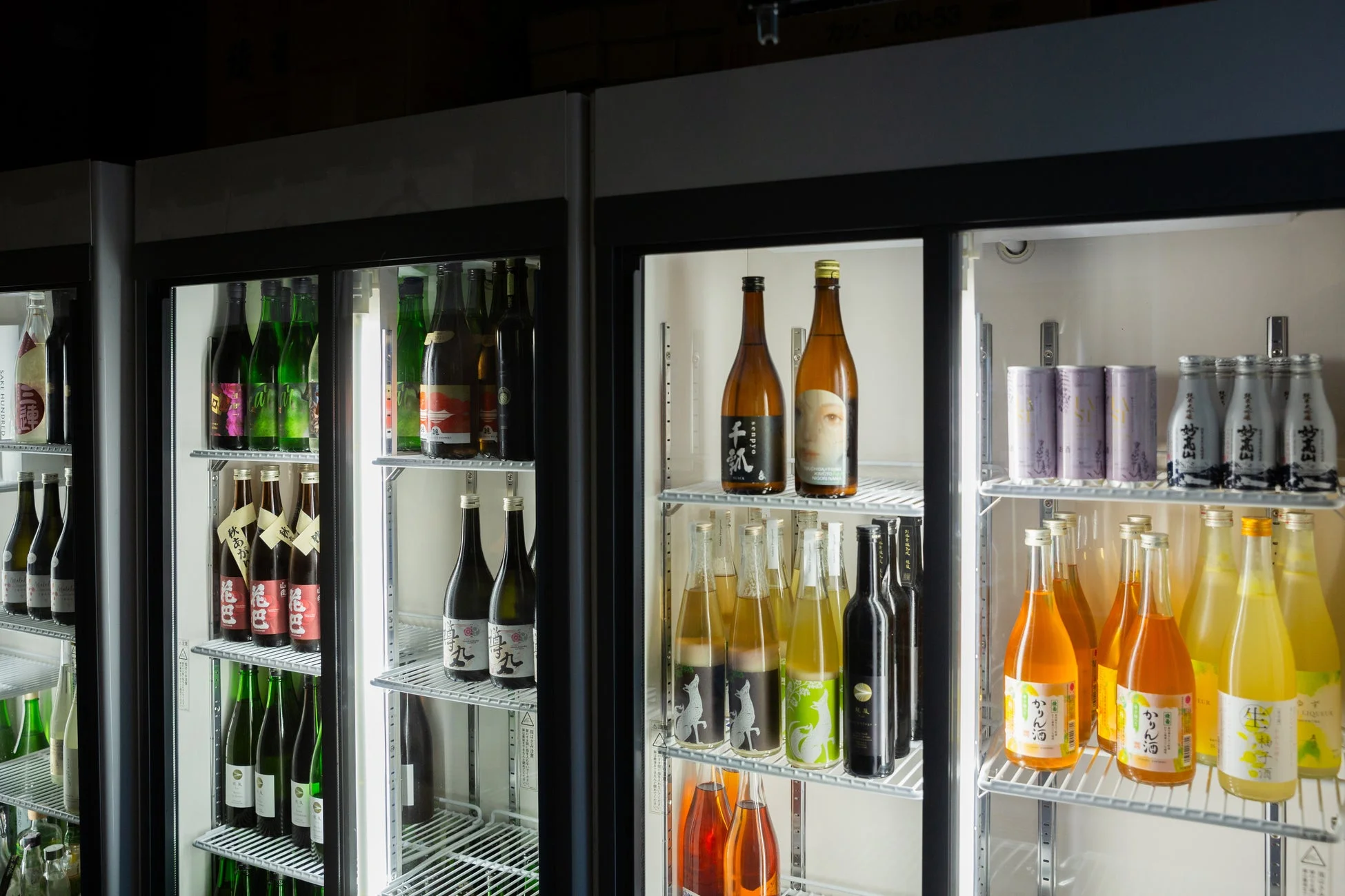 店舗内観（日本酒冷蔵庫）