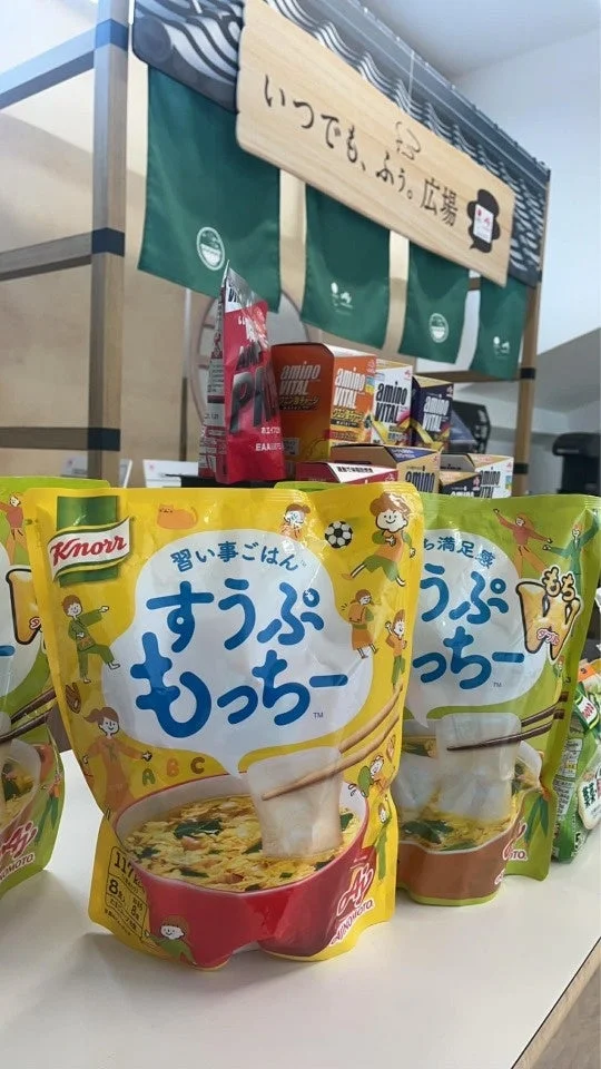 広場に並べられた食品