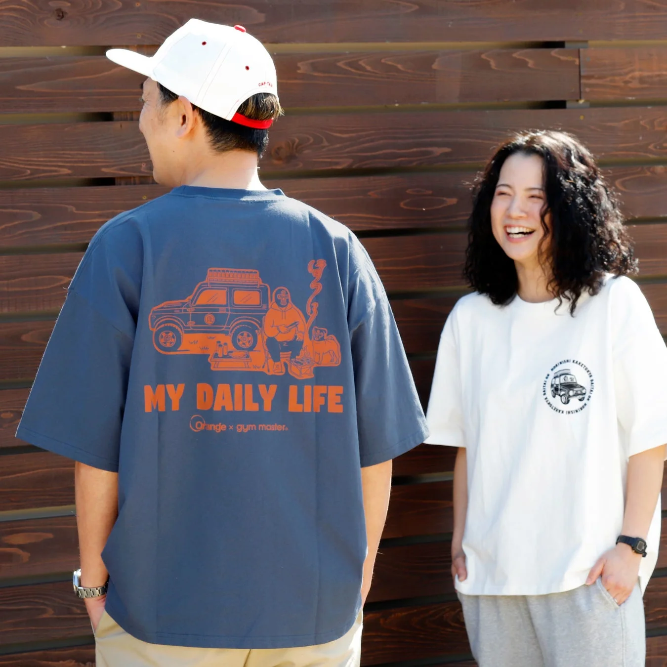 Tシャツを着た男女