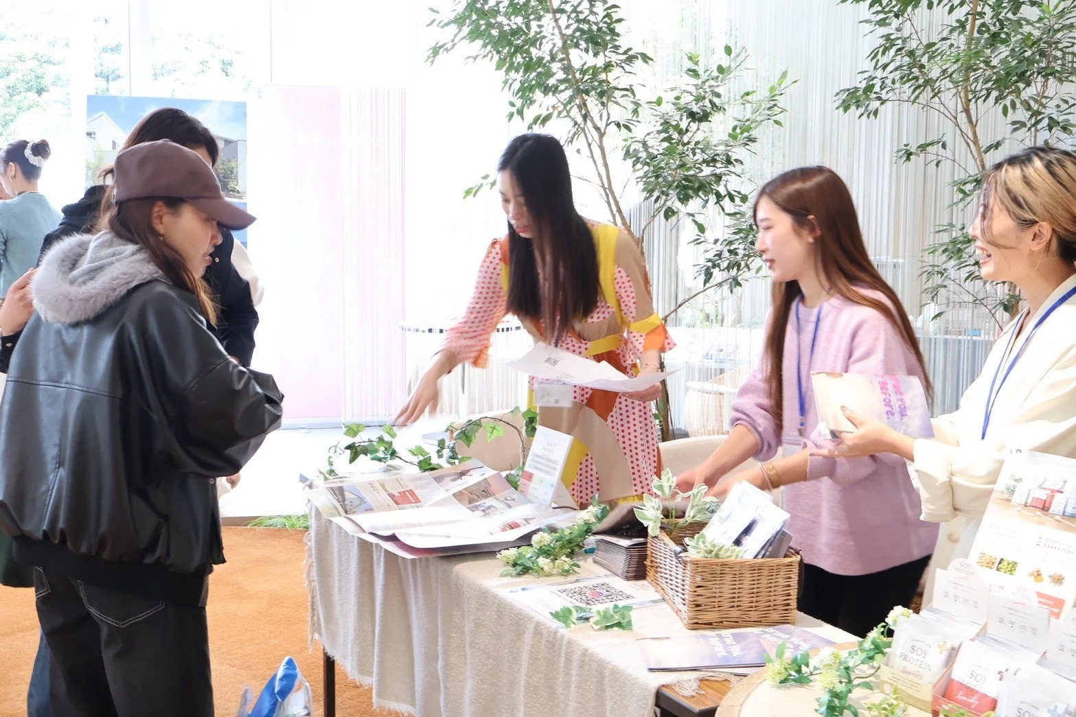 イベントブースで交流する来場者