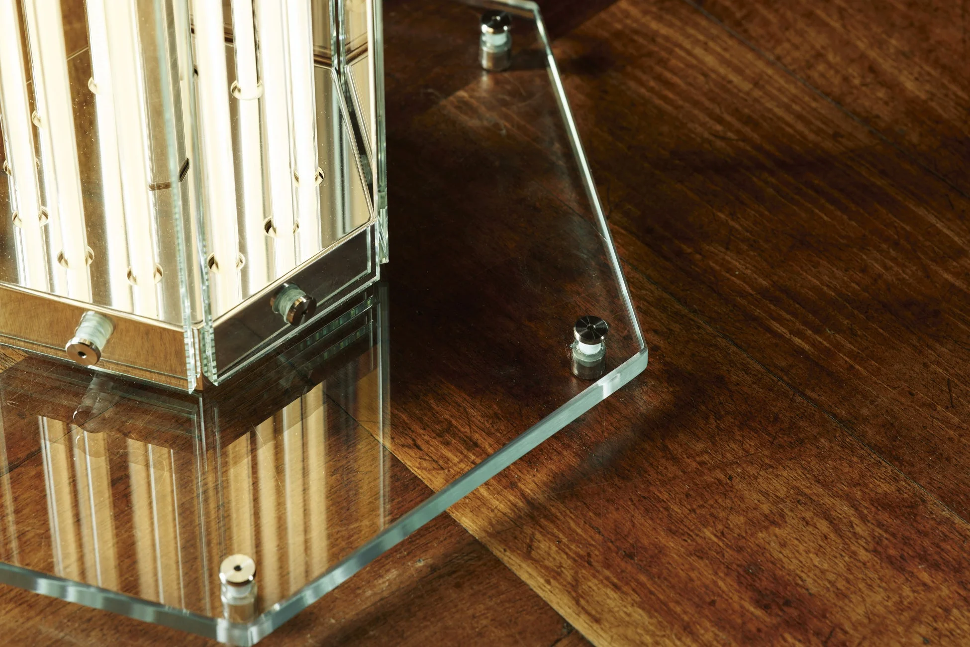 ミラーとガラスの装飾品