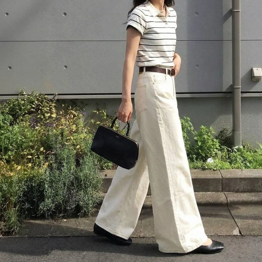 ボーダーTシャツと白ワイドパンツ