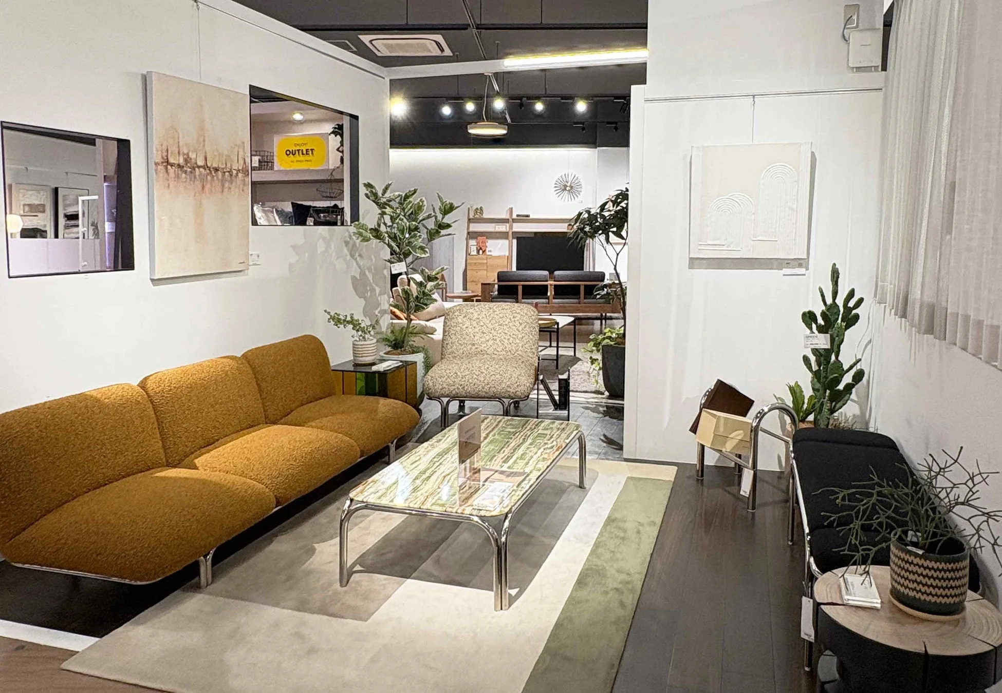 LIVING HOUSE.ららぽーと立川立飛店の店内ディスプレイ