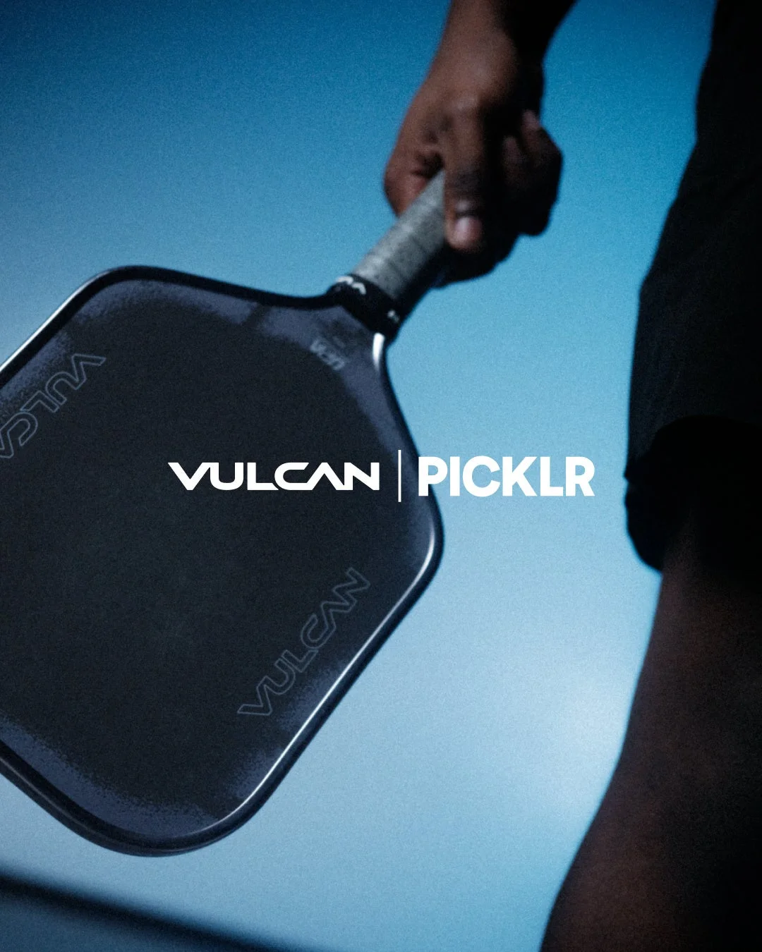 ピックルボールラケットを握る人物