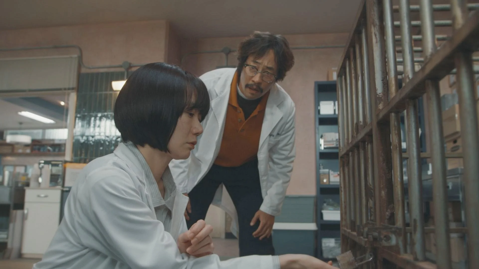 研究室のような場所で観察する男女