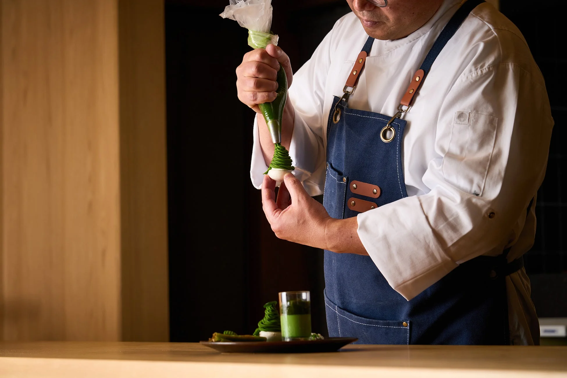 抹茶柚子モンブランを絞るシェフ