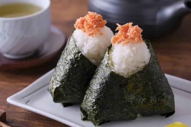 鮭フレークが乗ったおにぎり