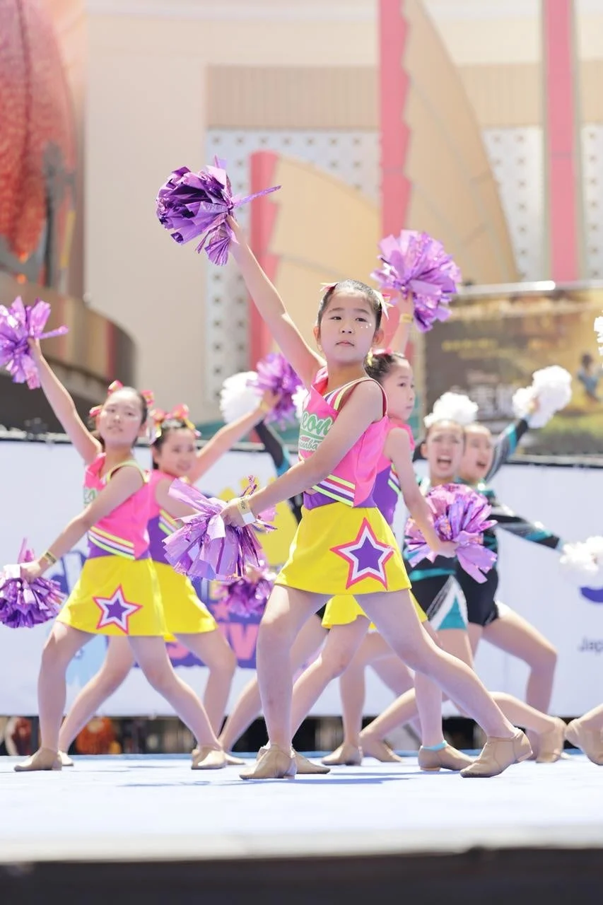 カラフルな衣装のチアダンス