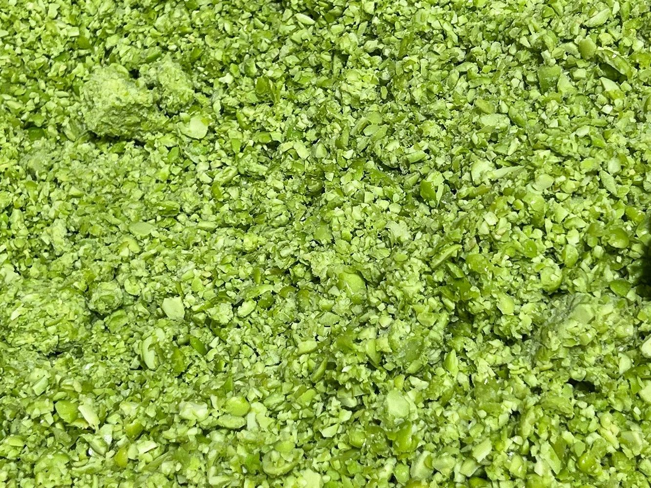細かく砕かれた緑色の粒状の食材