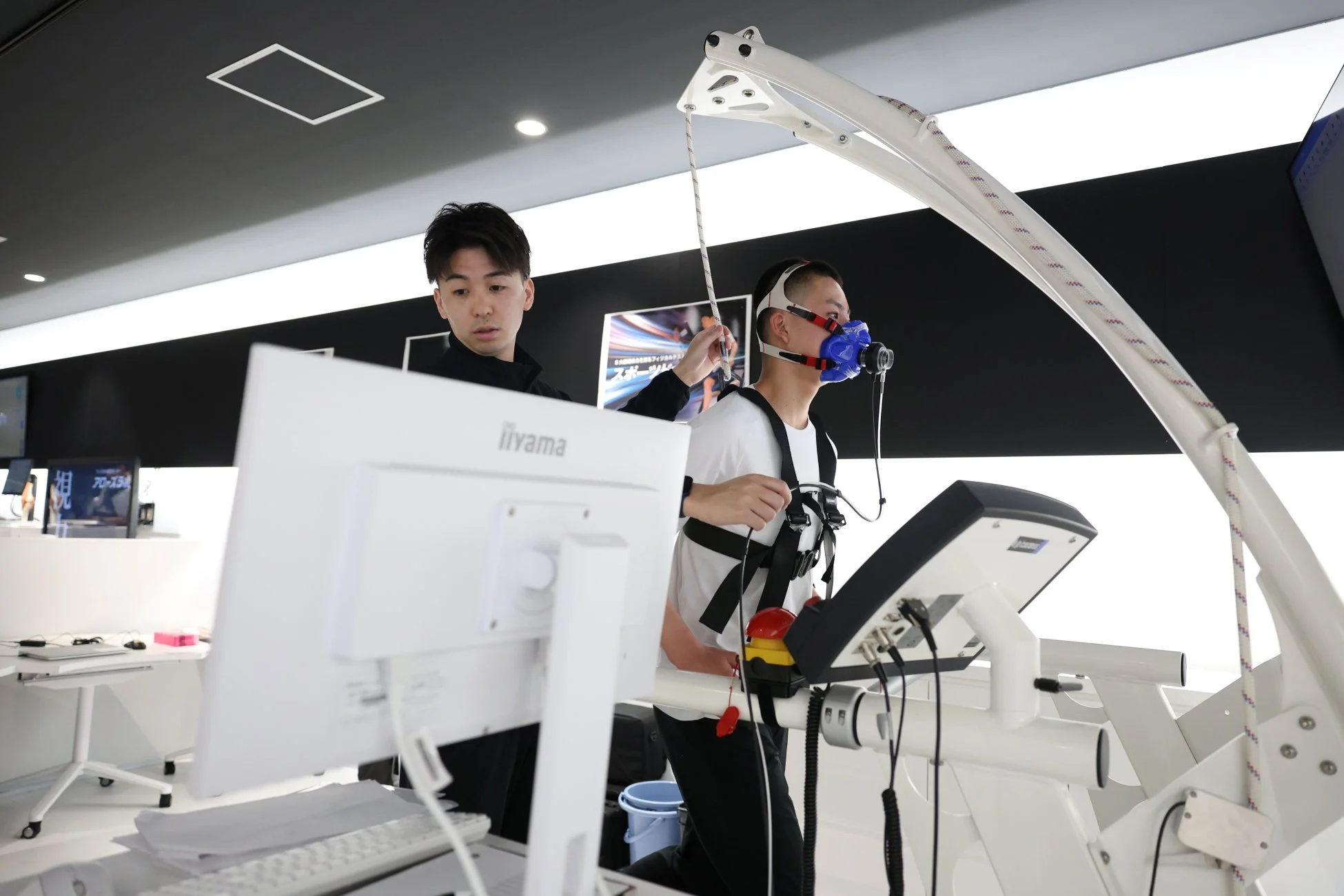 スポーツドックで運動測定器を使用する様子