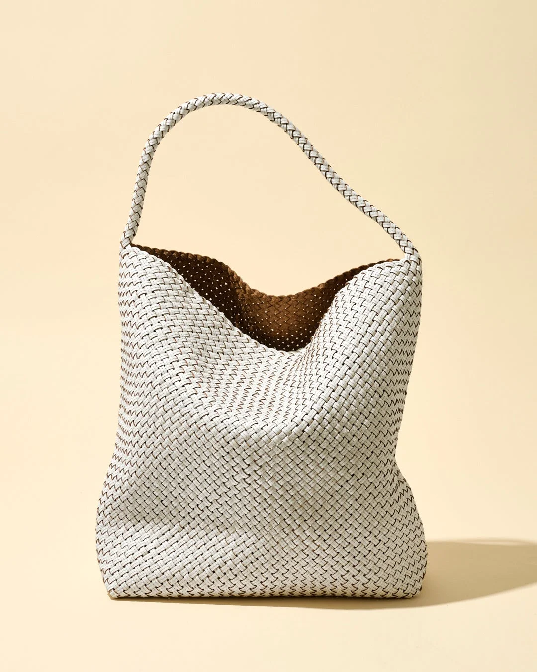 白の編み込みハンドバッグ