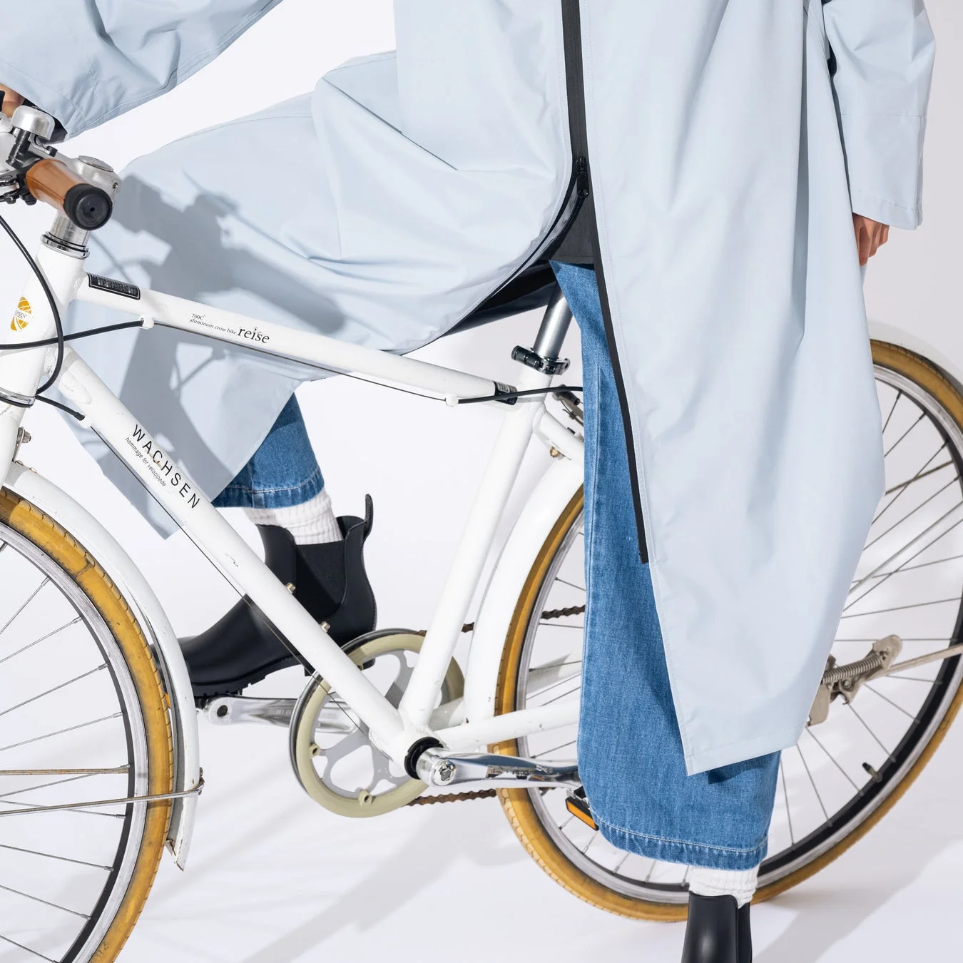 自転車に乗る女性