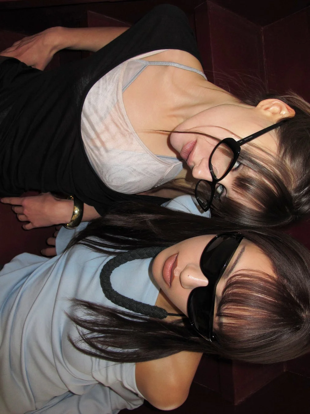 眼鏡とサングラスをかけた二人の女性