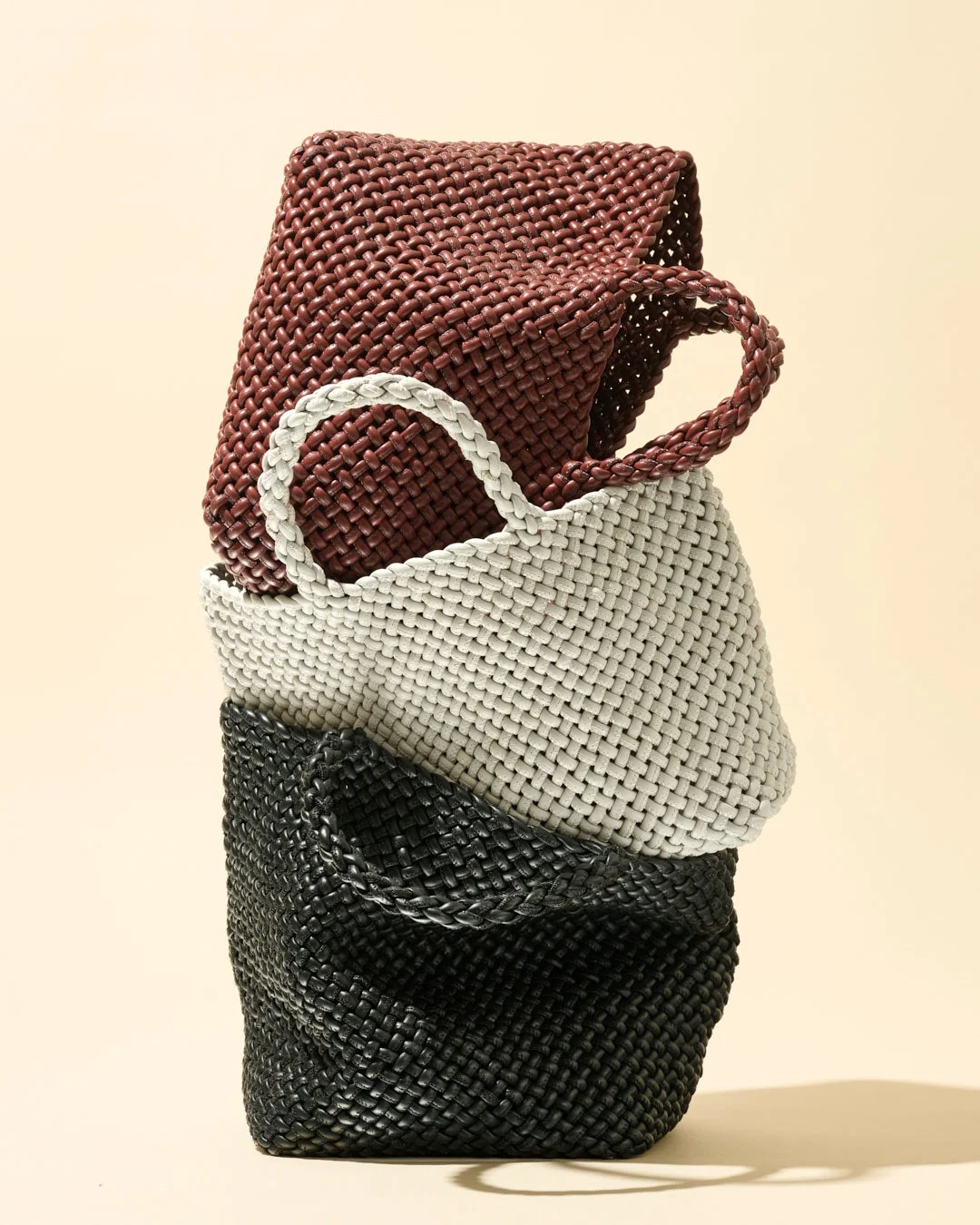 複数色の編み込みバッグ