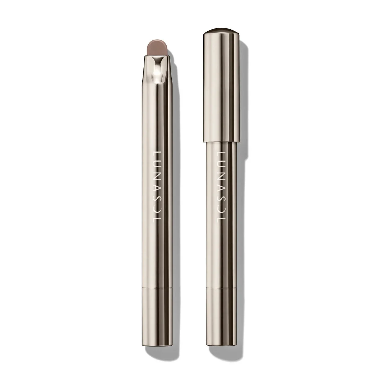 白い背景に、LUNASOLのペンシル型アイシャドウまたはアイライナーが2本並んでいます。1本はキャップが外れて先端が見えており、もう1本はキャップが閉まっています。上品なベージュ系の色合いです。