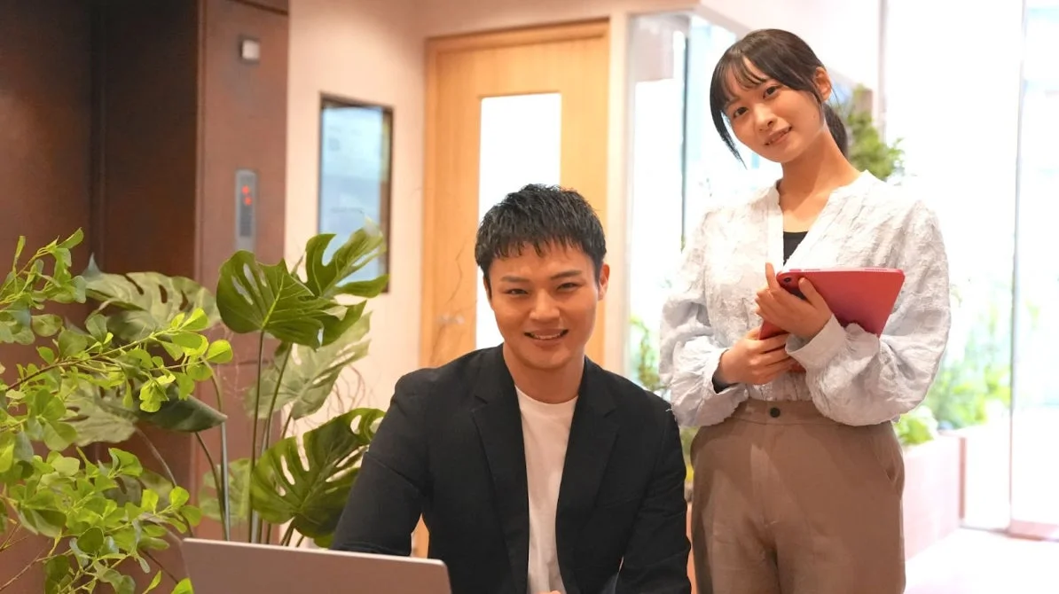 オフィスで笑顔を見せるビジネスパーソン