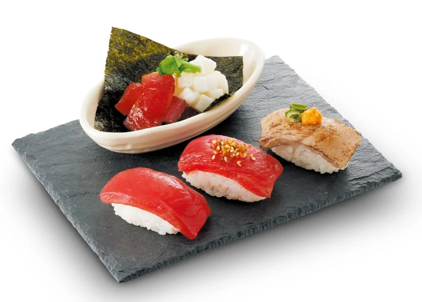 まぐろの握り寿司と小鉢のセット