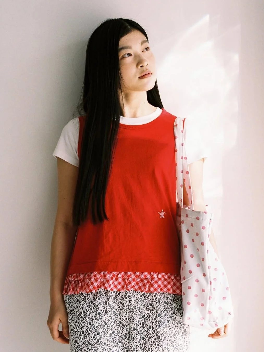 赤いトップスとギンガムチェックの女性