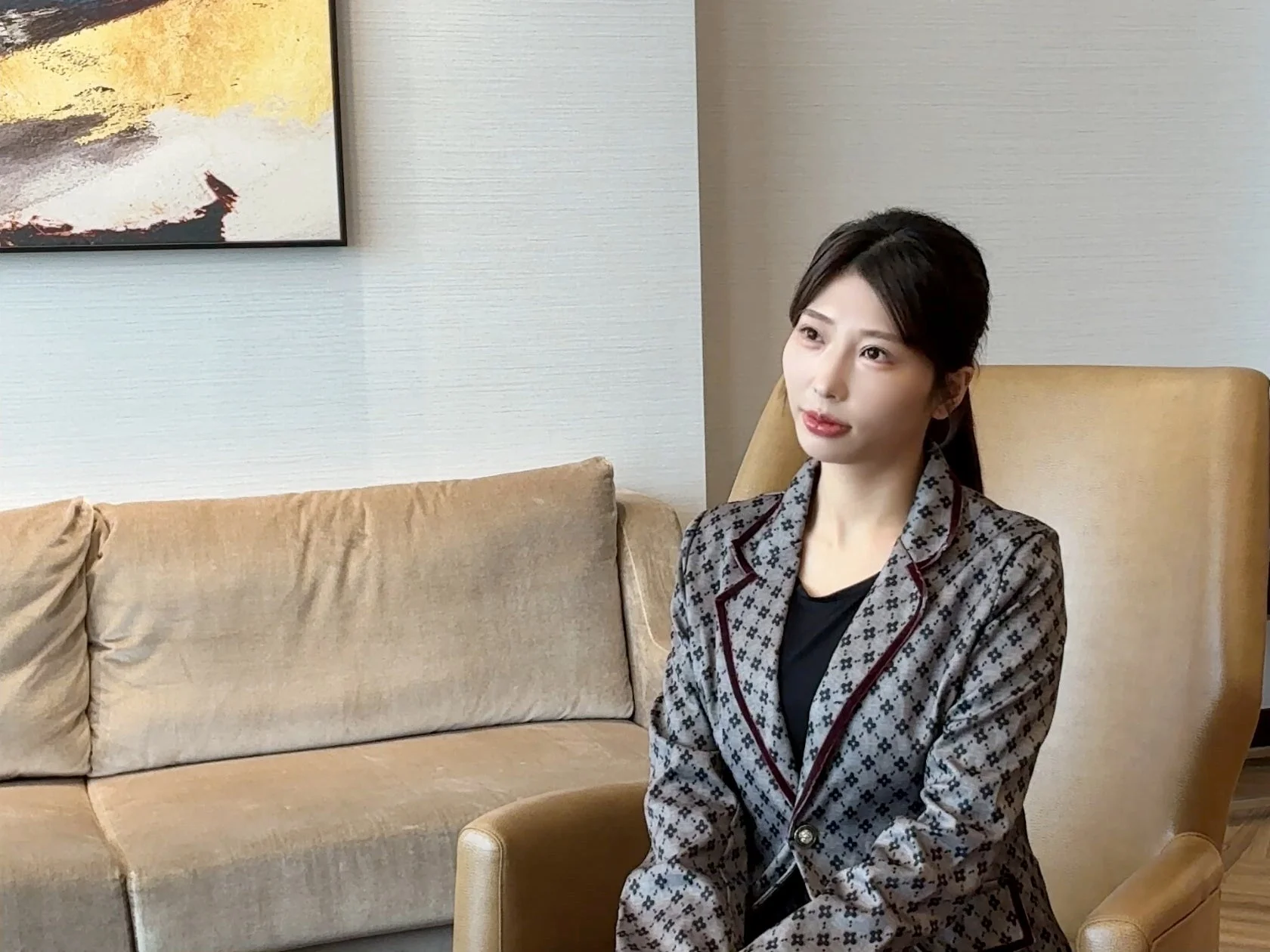 椅子に座り、落ち着いた表情の水池愛香氏