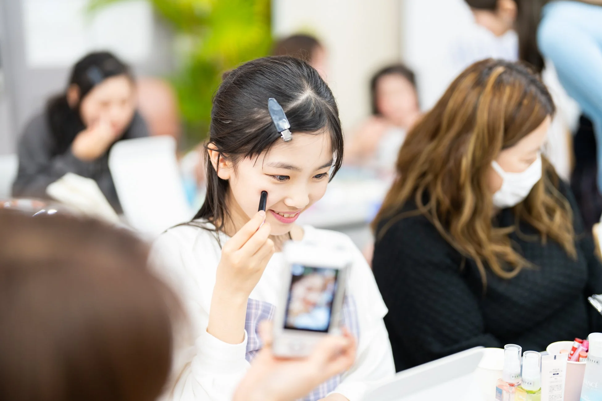 子どもがチークを塗る様子