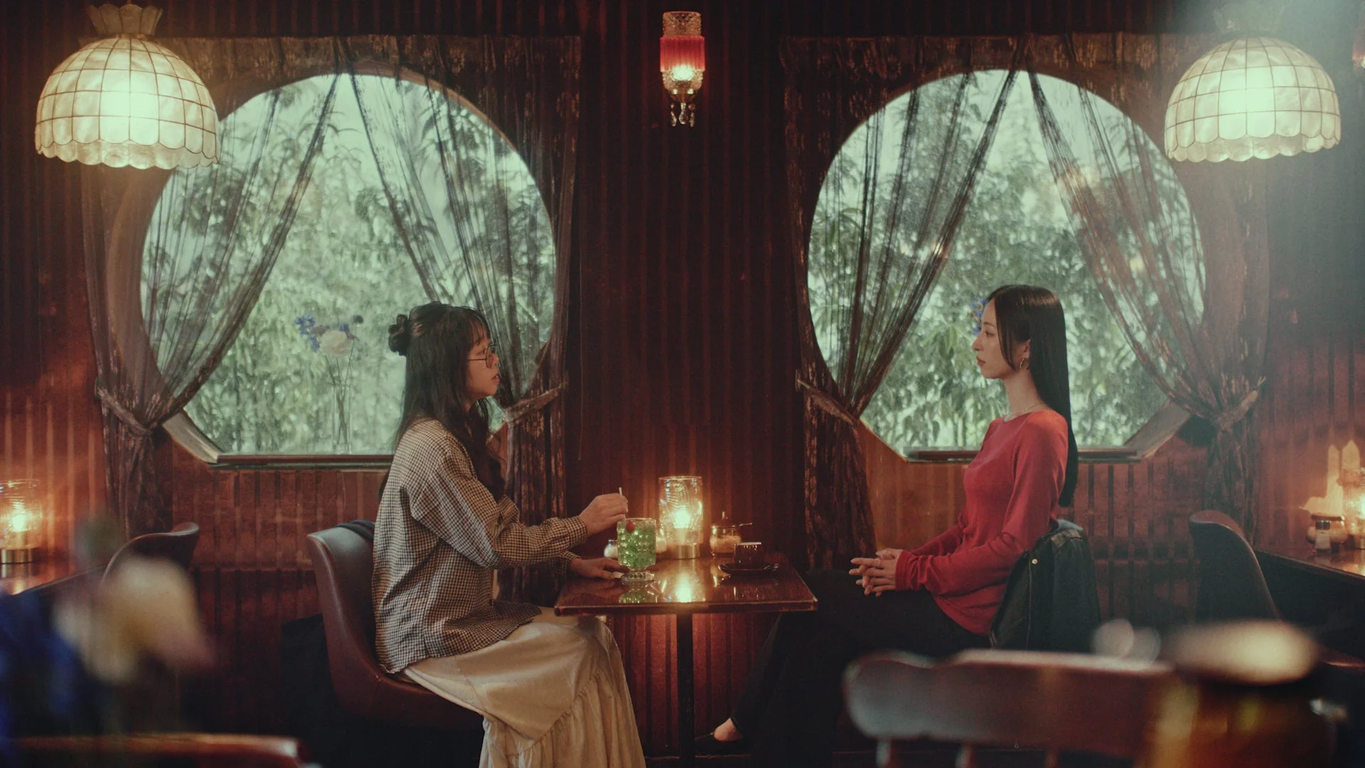 カフェで会話する二人