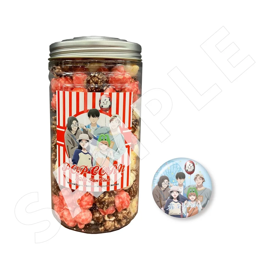 アニメキャラクターがデザインされたポップコーン容器と缶バッジ