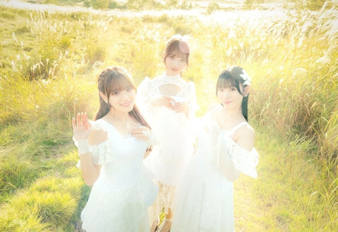 白いドレスのClariS