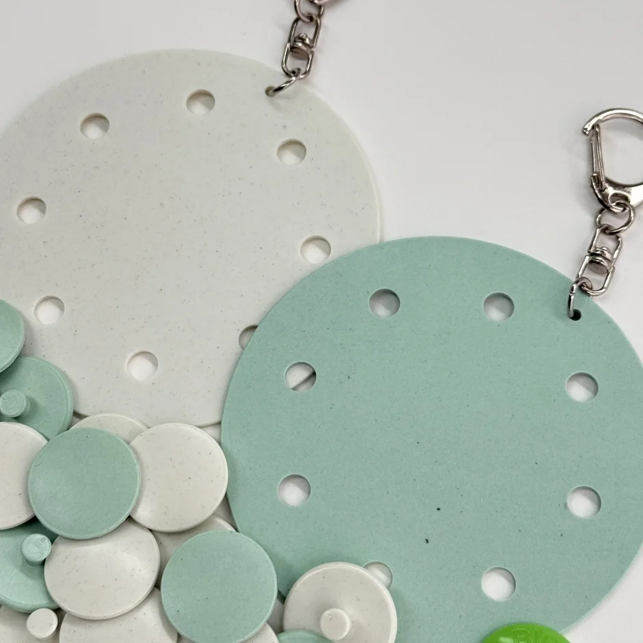 ミントグリーンと白の丸いキーホルダーやチャーム