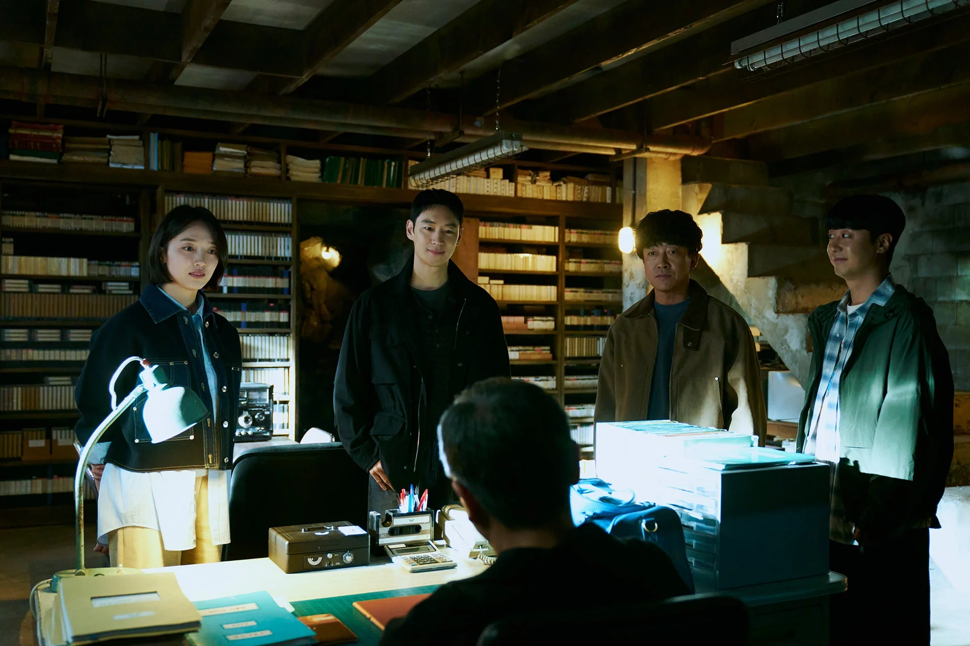 書庫で話し合う登場人物たち