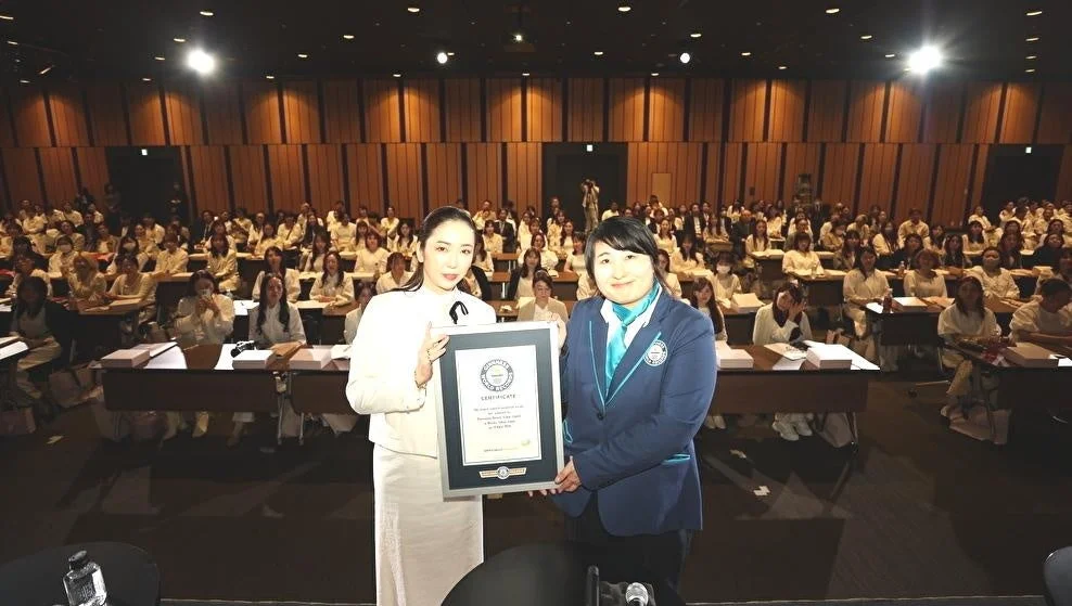 広い会場でギネス世界記録の認定証が授与されている様子