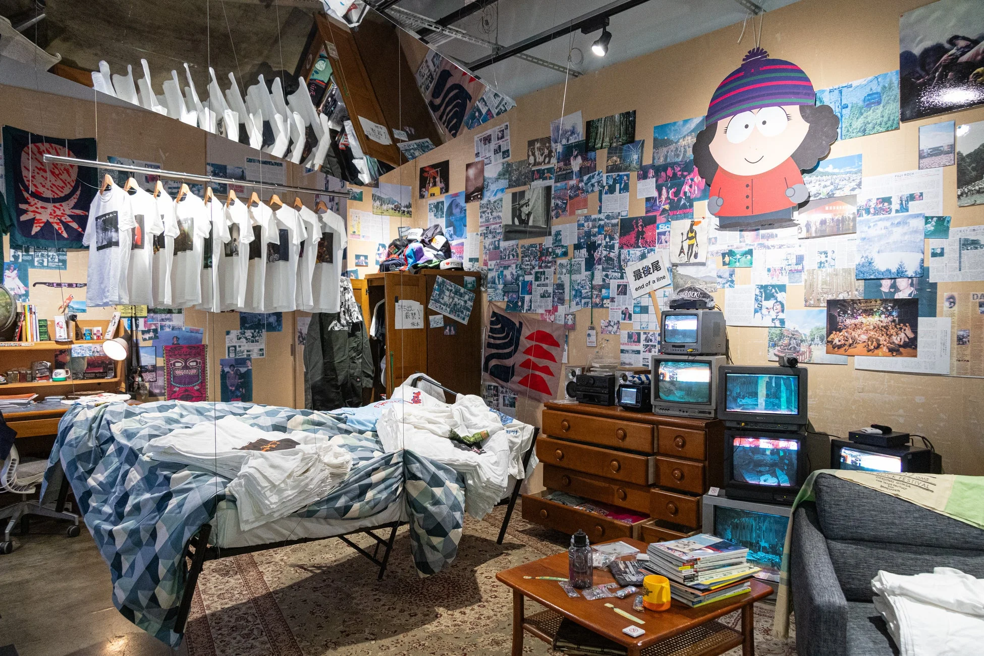 フジロックの歴史的な写真やグッズが並ぶタイムカプセルの部屋