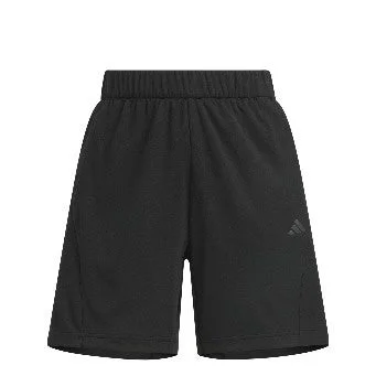 黒いスポーツショートパンツ