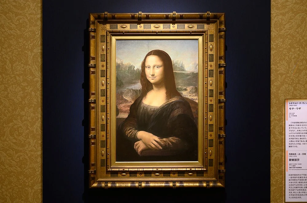 レオナルド・ダ・ヴィンチ作の「モナ・リザ」が、豪華な額縁に収められ展示されている様子