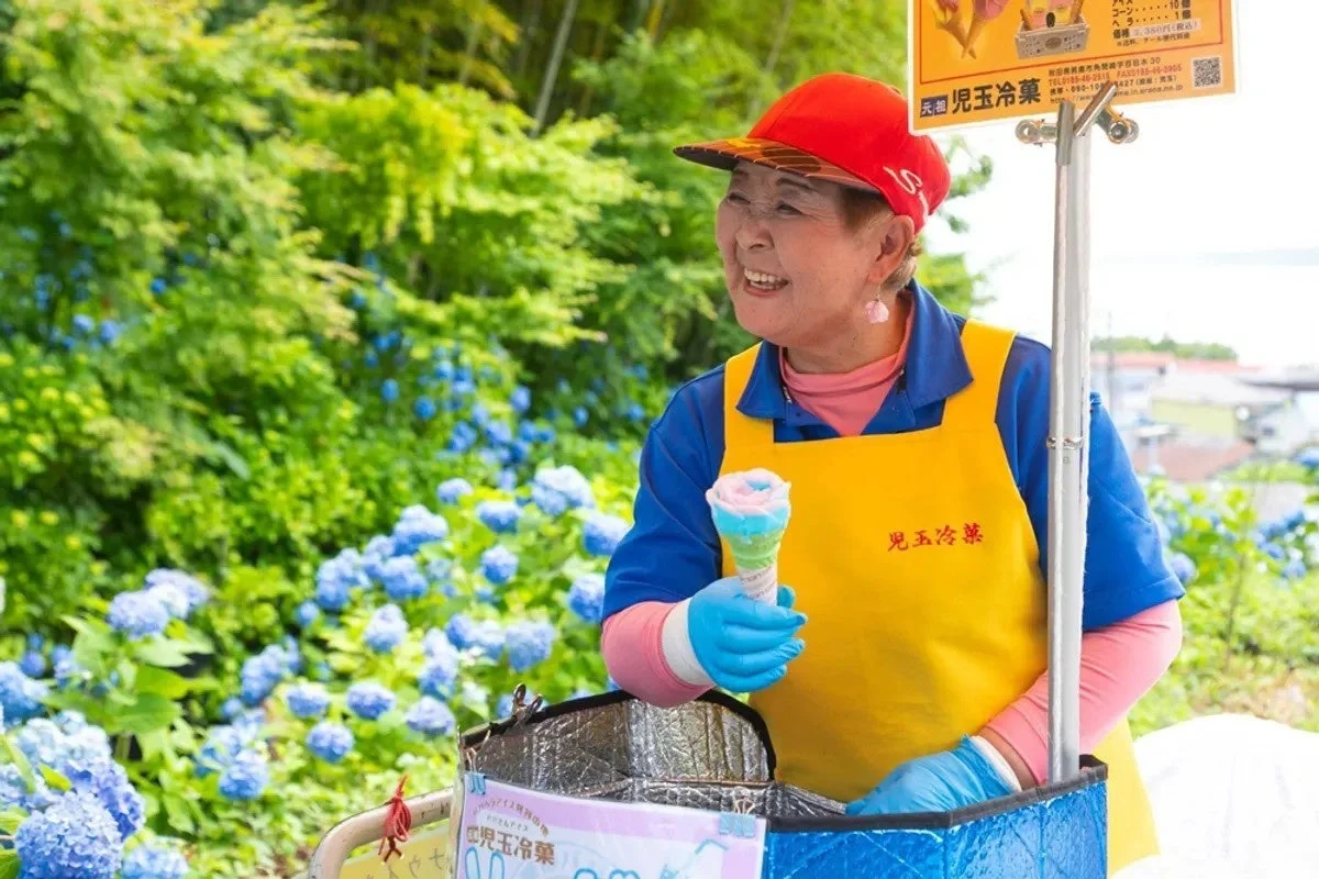紫陽花とババヘラ売りの女性
