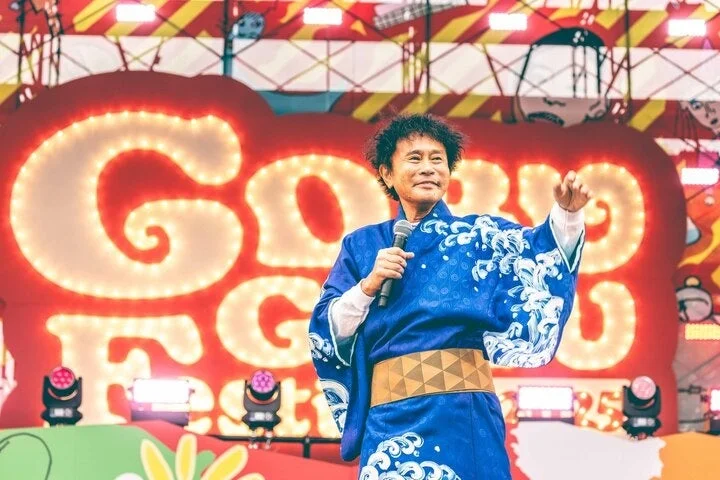 Goo Festのロゴと男性パフォーマー