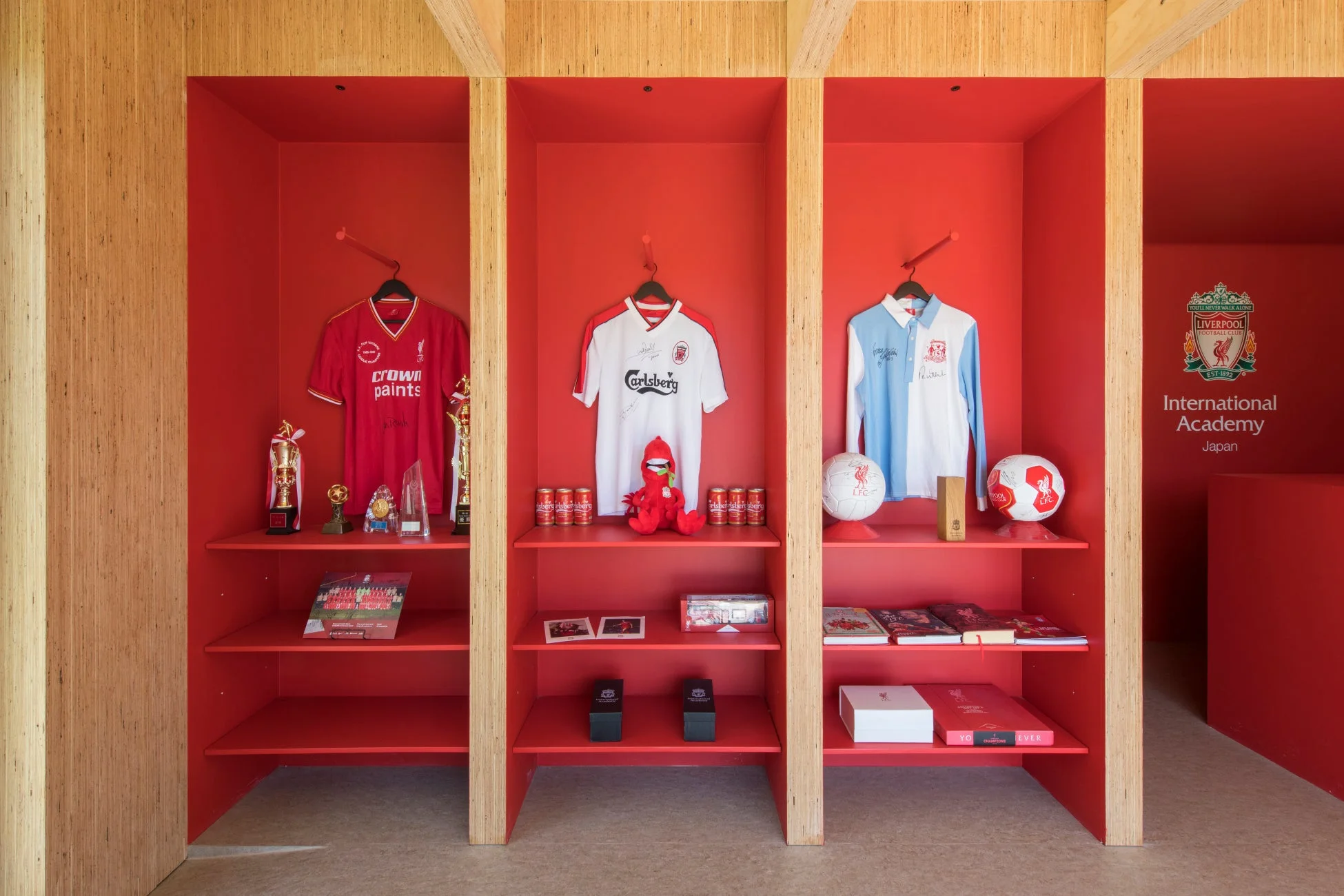 リバプールFCアカデミーの展示棚
