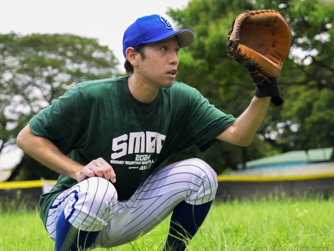 野球グローブを構える男性