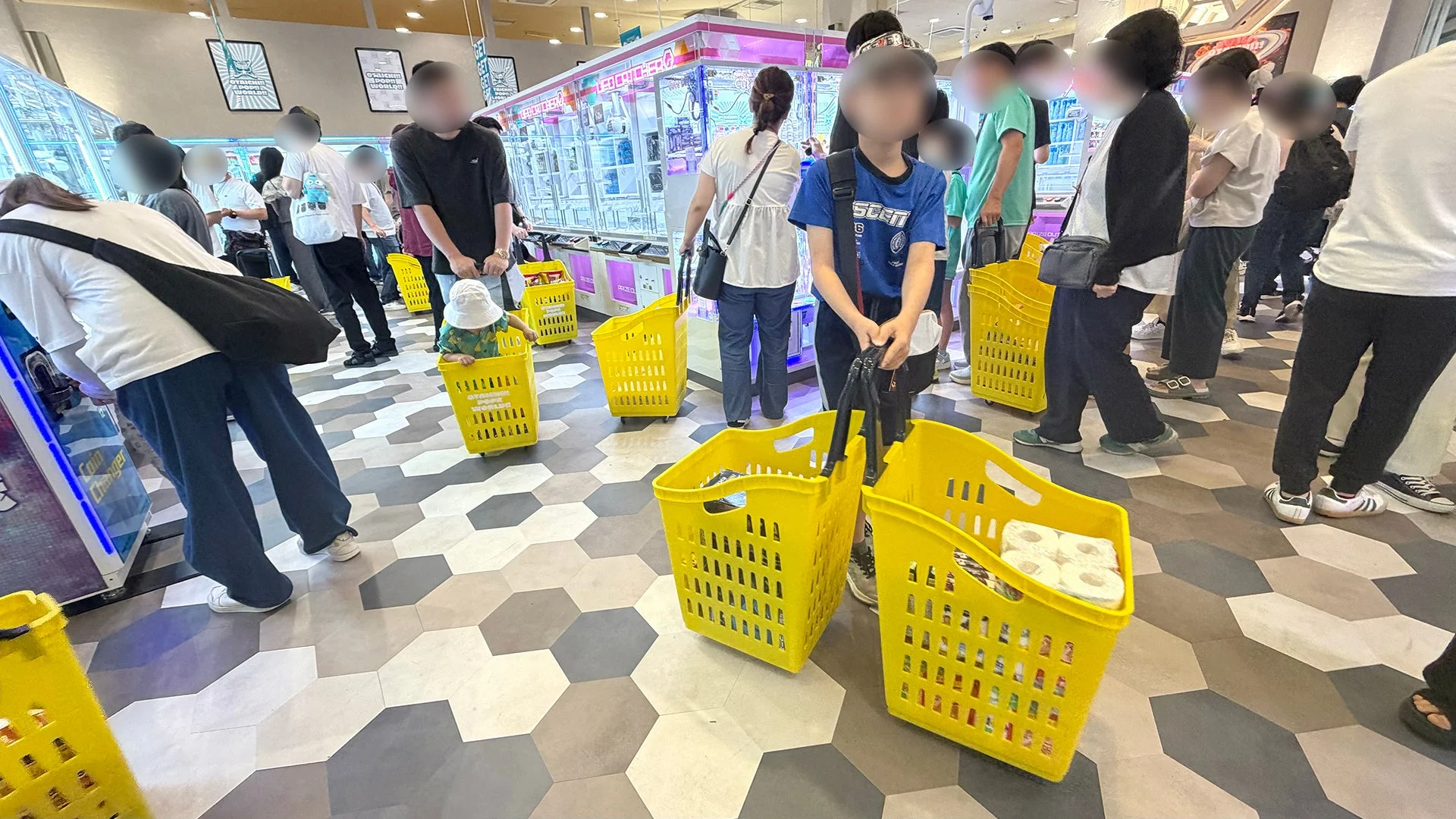 クレーンゲームを楽しむ人々