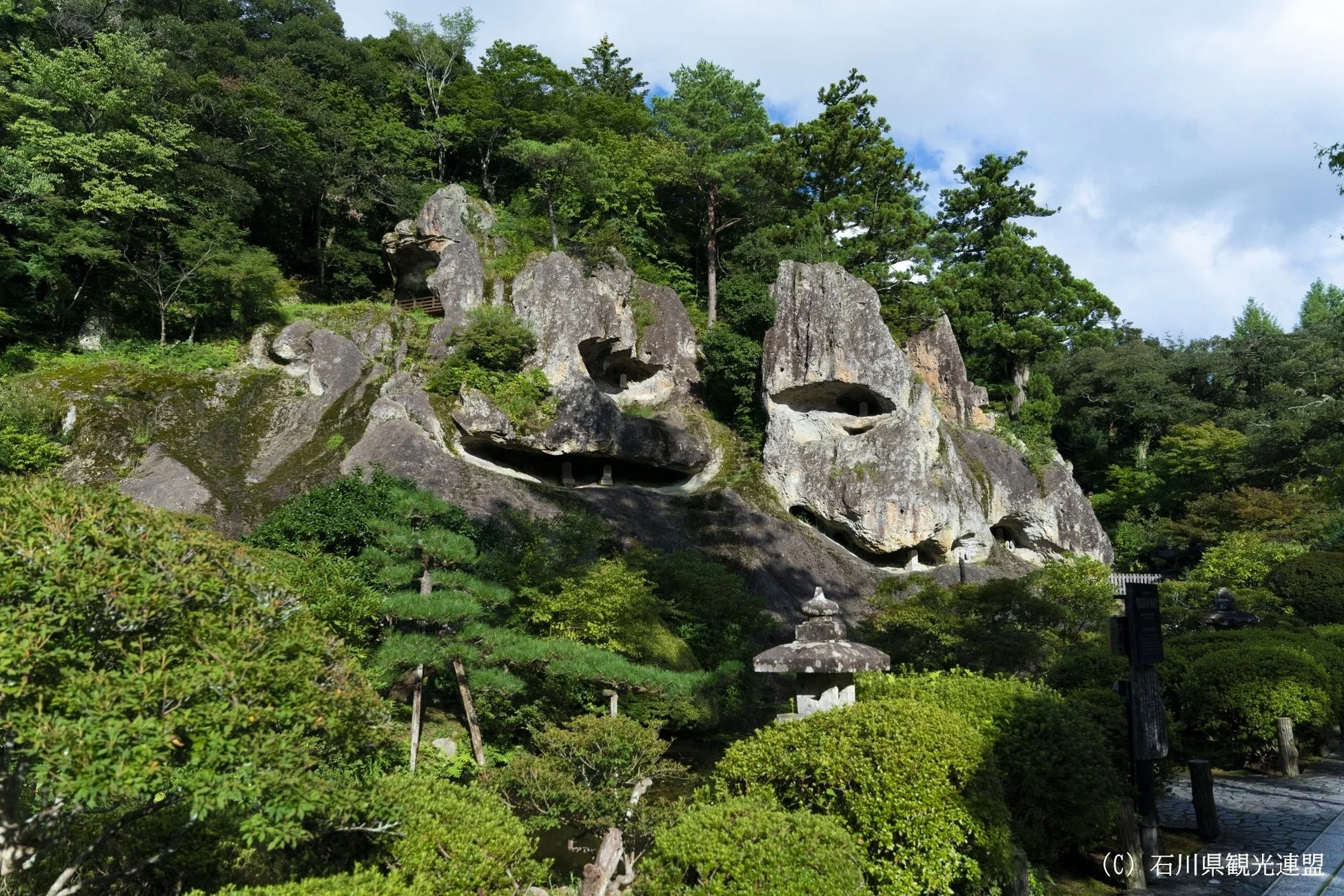 奇岩と日本庭園の風景