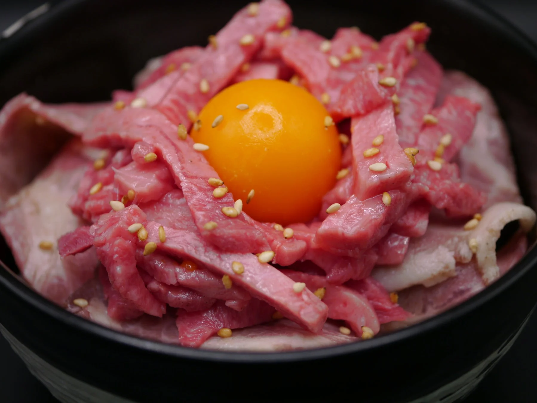 肉フェスキッチンの松阪牛 イベリコ豚 ユッケ丼