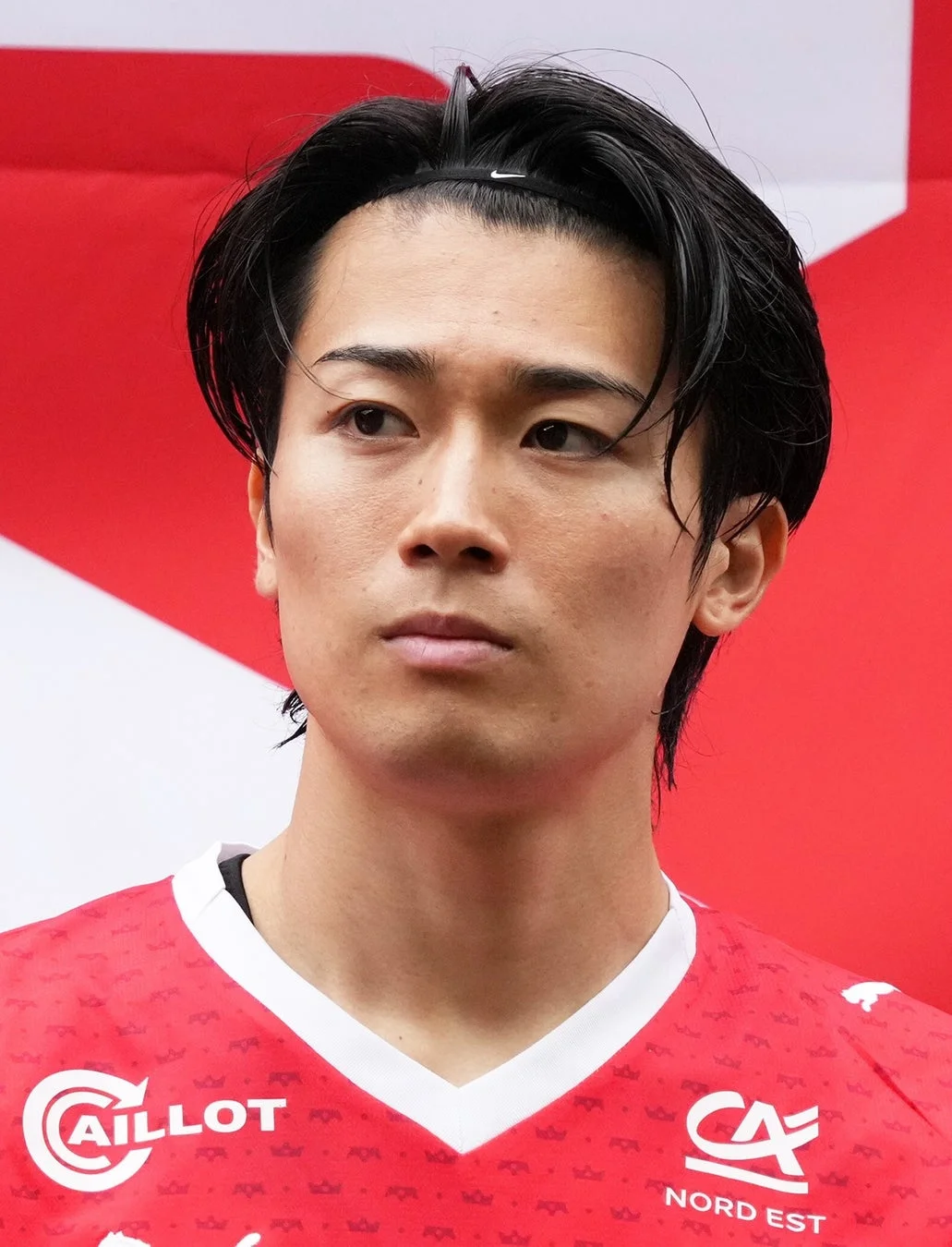 赤いユニフォームを着用した中村敬斗選手のポートレート