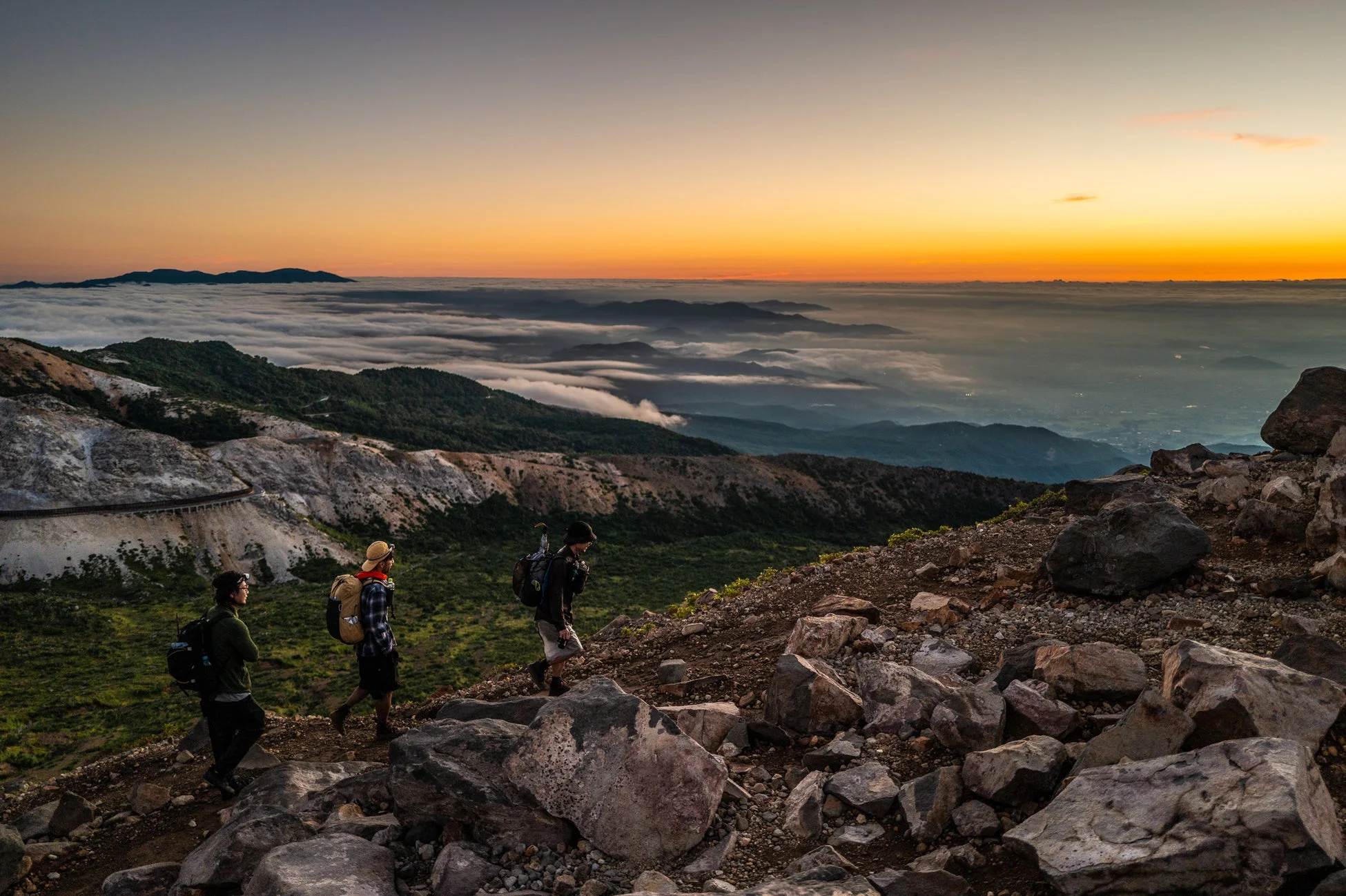Untamed（アンテイムド）：登山者が雲海を望む山岳風景