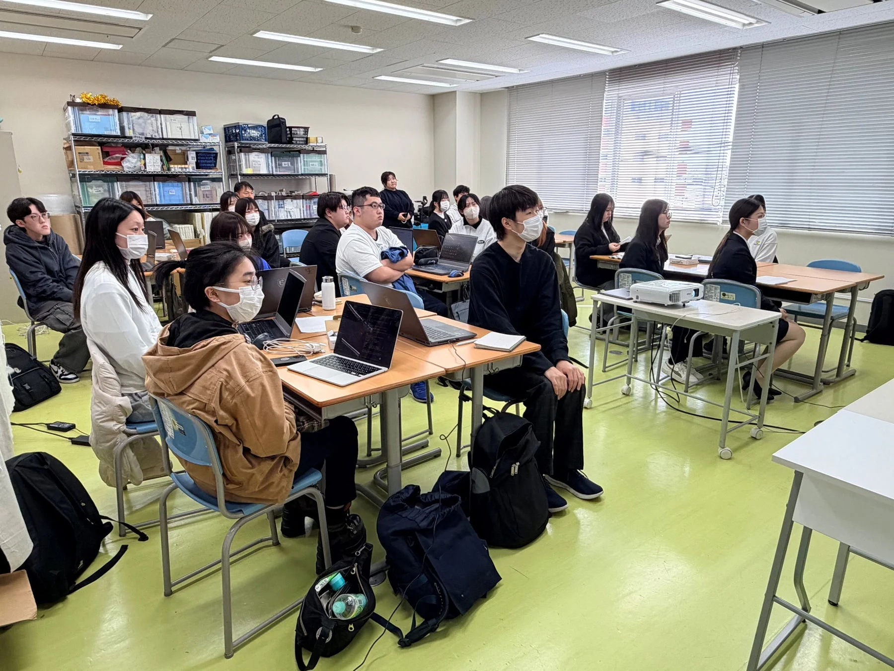 学生が講義を受けている様子