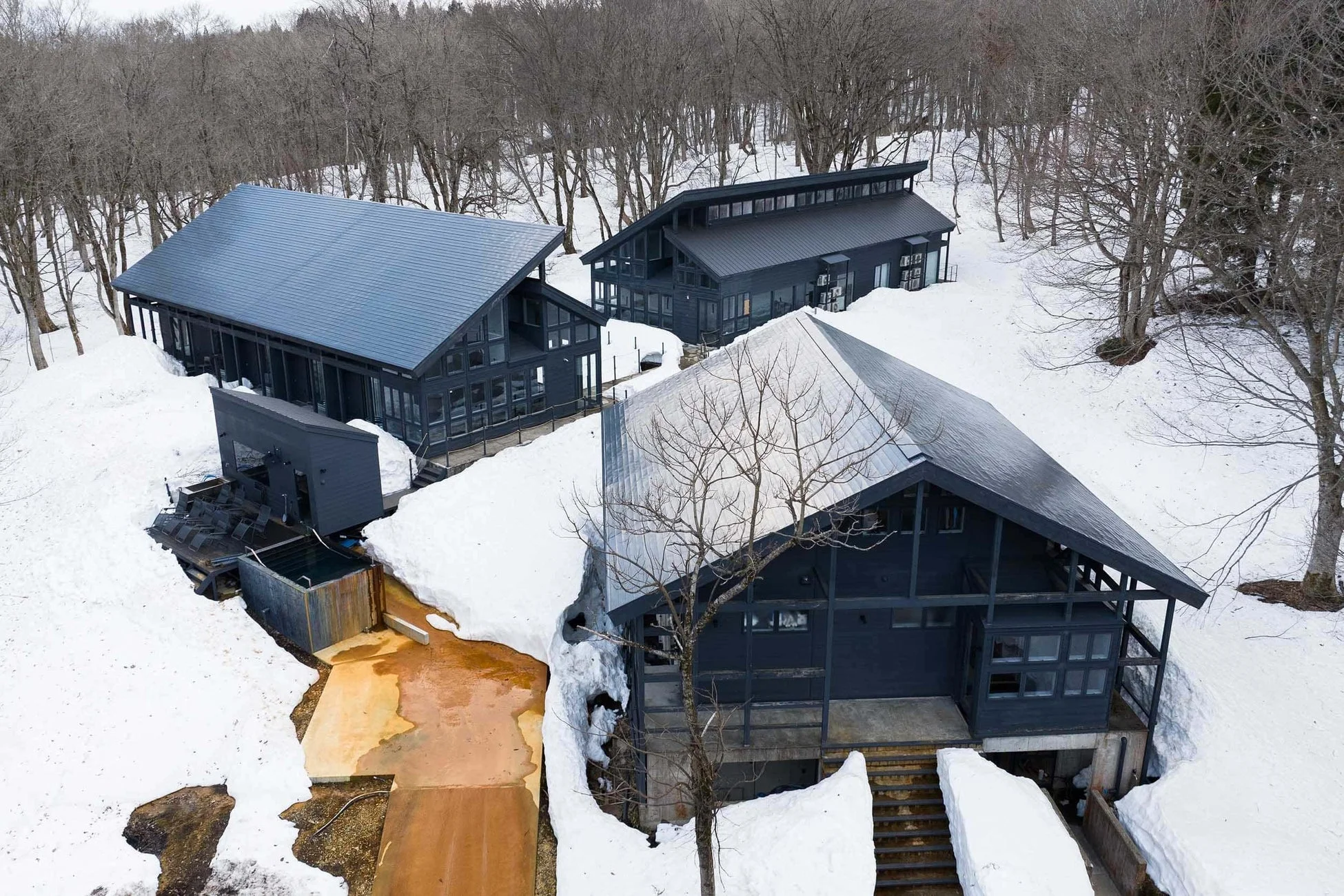 雪景色のモダン建築、露天風呂のような設備
