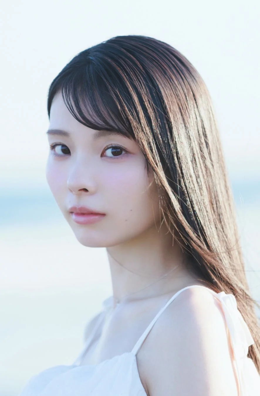 長髪で白い服の川口ゆりな氏のポートレート
