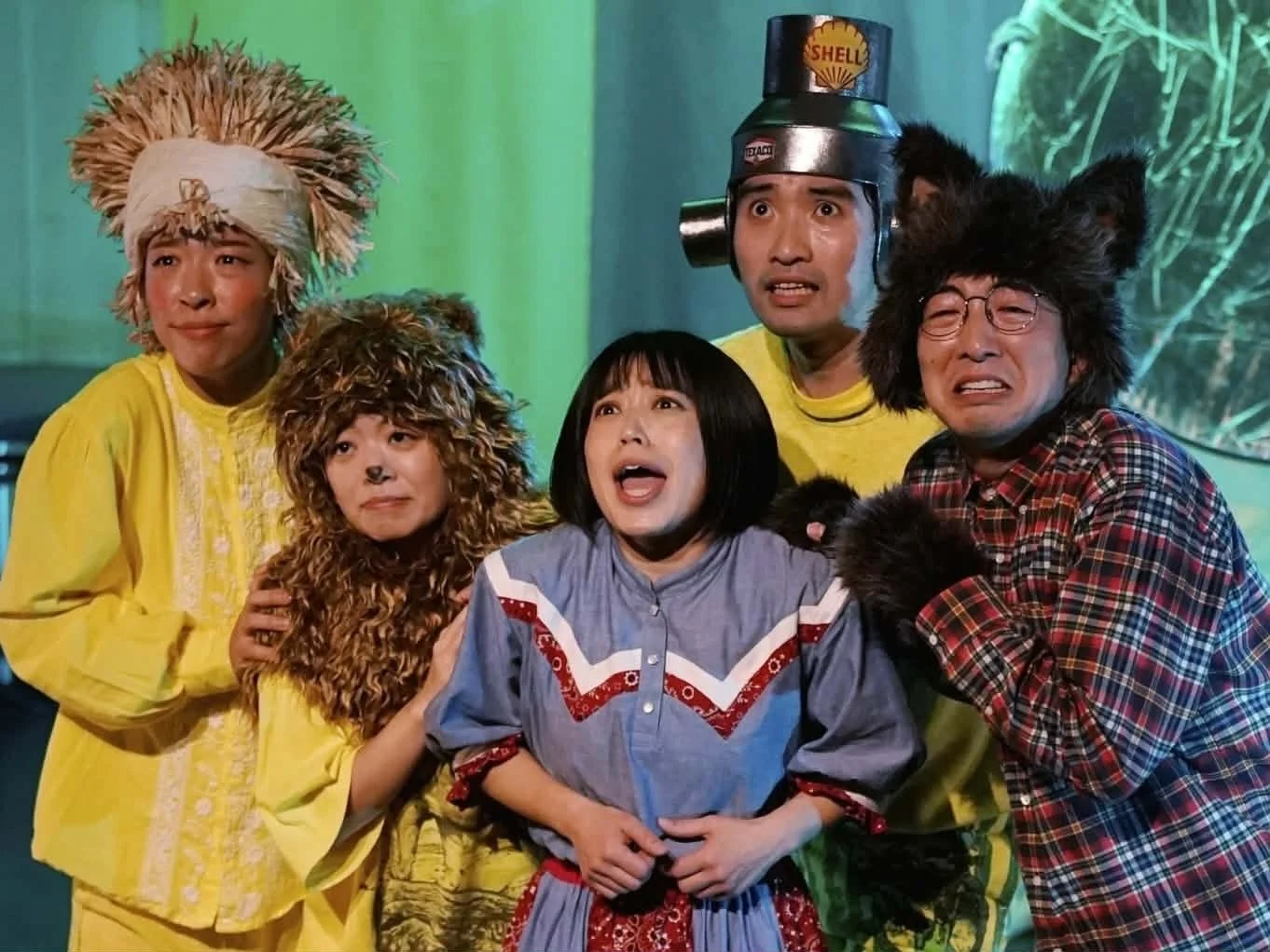 オズの魔法使いの登場人物に扮した5人