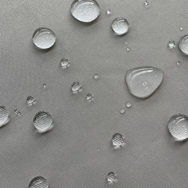 灰色の布地に付着した水滴